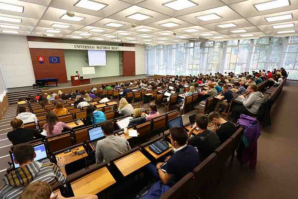 Университет Матея Бела